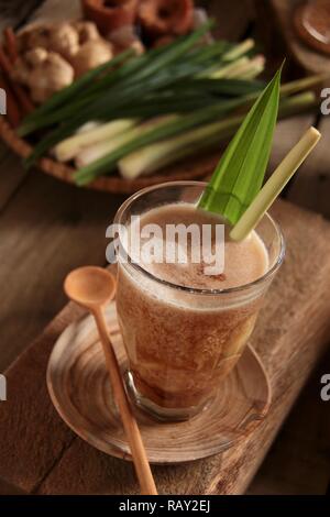 Bandrek. Sundanese tradizionale tè alle erbe latte da Bandung, West Java. Foto Stock