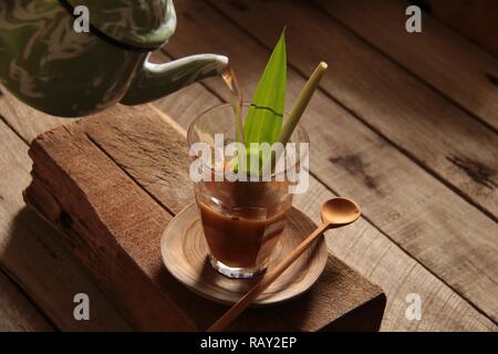 Bandrek. Sundanese tradizionale tè alle erbe latte da Bandung, West Java. Foto Stock