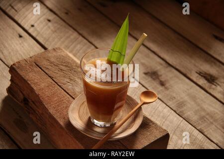 Bandrek. Sundanese tradizionale tè alle erbe latte da Bandung, West Java. Foto Stock