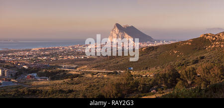 Panorama di Gibilterra visto da La Linea de la Concepcion. La Linea de la Concepcion, Andalusia, Spagna. Foto Stock