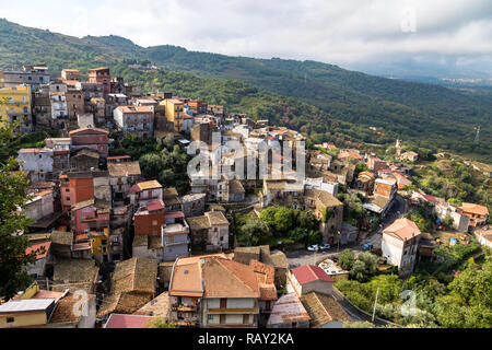 Vista dalla cima di Castiglione di Sicilia, un villaggio non lontano da Taormina nella valle del fiume Alcantara, Sicilia. Nel 2017 Castiglione fu votato o Foto Stock