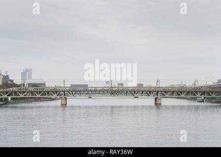 TOKYO, Giappone - 19 Novembre 2018: il ponte per il treno giapponese Tobu line per Tokyo Skytree attraverso fiume Sumida in Asakusa - area di Taito Foto Stock