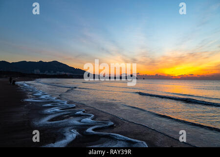 24 Jan 2018, Qingdao, Shandong. Sunrise Shilaoren sulla spiaggia, in una mattina così freddo che l acqua del mare viene trasformata in ghiaccio Foto Stock