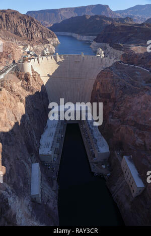 La diga di Hoover sul confine tra Nevada e Arizona visto dal Ponte Memoriale. Nevada, Stati Uniti d'America, novembre 2018. Foto Stock