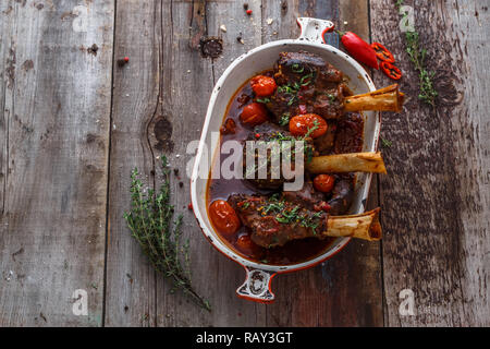Gambo di agnello brasato in salsa di pomodoro, vista dall'alto. Foto Stock