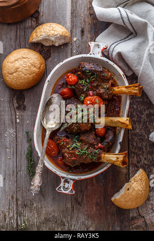 Gambo di agnello brasato in salsa di pomodoro, vista dall'alto. Foto Stock