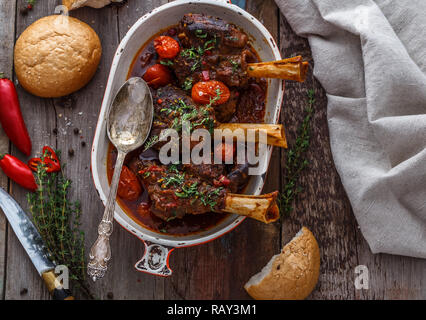 Lentamente agnello cotto con salsa di pomodoro e il pane, la cucina turca. Foto Stock