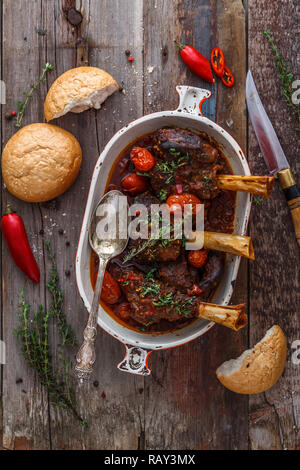 Agnello brasato codoli cucina turca, vista dall'alto in stile rustico. Foto Stock