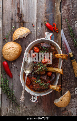 Agnello brasato codoli cucina turca, vista dall'alto in stile rustico. Foto Stock