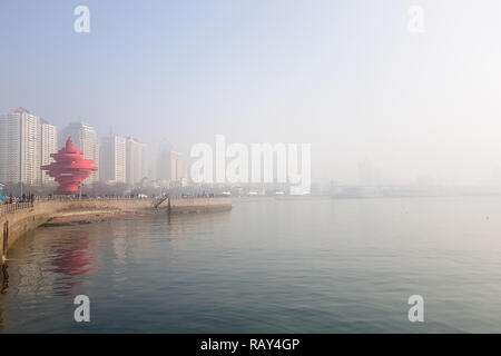 Gen 2018 - Qingdao, Cina - 4° Maty Square e il mare a piedi di Qingdao avvolta dall'inquinamento Haze che spesso accade in inverno Foto Stock