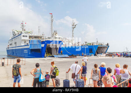 Attesa per il traghetto al porto di Crimea, Russia Foto Stock