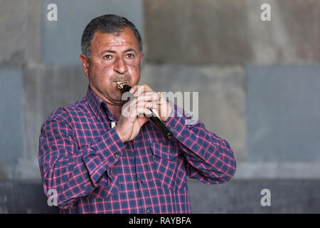 Uomo armeno che suona il tradizionale strumento musicale armeno conosciuto come Duduk, Armenia. Foto Stock