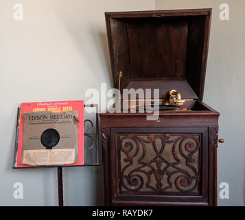 Giradischi antico nel mobiletto in legno con music stand & Edison record. Interno della storica casa texano, Castagno Piazza Borgo, McKinney, Texas. Foto Stock