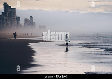 Classic estate spiaggia scena in Surfers Paradise con popoli sagome passeggiate a piedi e in riproduzione. Australian bella serata estiva. Foto Stock