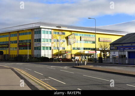 Grande giallo Self Storage building, Penarth Road, Cardiff, South GLAMORGAN, GALLES Foto Stock