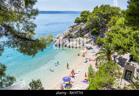 BRELA, Croazia - Luglio 20, 2018: turisti rilassarsi sulla meravigliosa spiaggia di Brela, bellissimo Mar Mediterraneo in Croazia Foto Stock