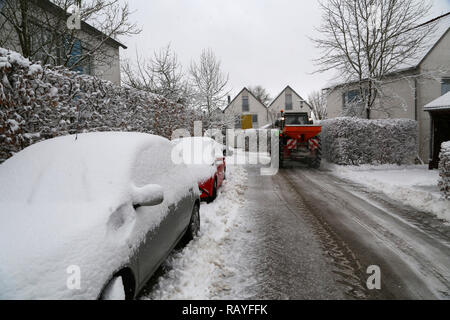 La pulizia della neve fresca per le strade della cittadina. Foto Stock