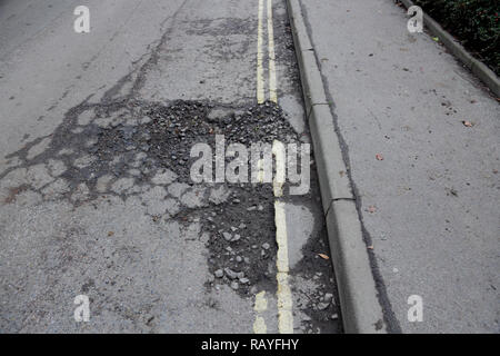 Buche nelle strade britanniche. Foto Stock