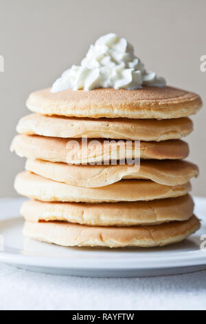 Grappolo di Pancake fatti in casa serviti con latte per la prima colazione Foto Stock