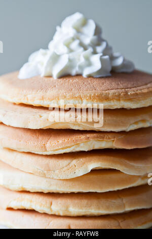 Grappolo di Pancake fatti in casa serviti con latte per la prima colazione Foto Stock