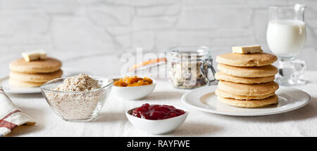 Grappolo di Pancake fatti in casa serviti con latte per la prima colazione Foto Stock