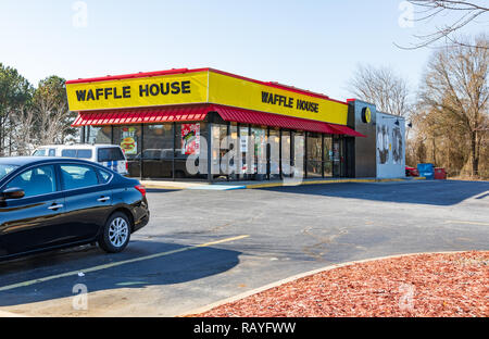 HICKORY, NC, Stati Uniti d'America-12/26/18: un locale Waffle House, di uno di una catena di ristoranti di 2100 località. Foto Stock