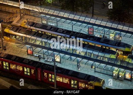 Manchester di notte un occupato Castlefield metrolink tram fermata Foto Stock