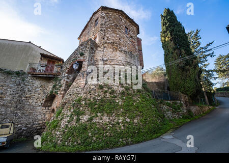 La caratteristica casa chiamata la Porticciola nel borgo medievale di Suvereto, provincia di Livorno, Toscana, Italia Foto Stock