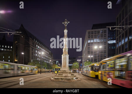 Manchester di notte Manchester Central Library e Municipio di estensione a Piazza San Pietro e a portare la croce Foto Stock