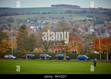 Marpel Village a Stockport, Cheshire le colline si vede attraverso il verde Foto Stock