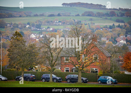 Marpel Village a Stockport, Cheshire le colline si vede attraverso il verde Foto Stock