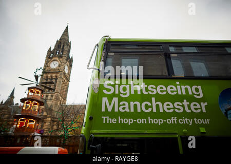 Il Manchester open top hop on hop off Gita double decker bus tour nel centro della città Foto Stock