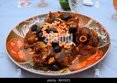 Piatto marocchino con carne, prugne e i semi di sesamo close up Foto Stock