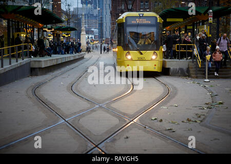 Ristrutturato, tram Metrolink interchange attraversando Piazza San Pietro è una piazza nel centro della città di Manchester, Inghilterra. Foto Stock