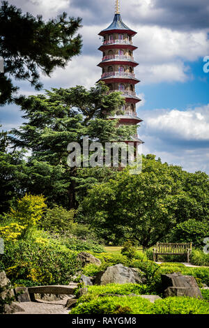 Vista la Grande Pagoda di Kew Gardens di Kew, Londra, Regno Unito il 15 Luglio 2014 Foto Stock