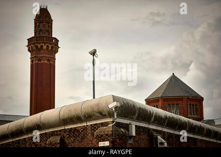 HM Prison Manchester (Strangeways) ad alta uomini della sicurezza del carcere progettato da Alfred Waterhouse e aperto nel 1868 mostra la mitica Torre di ventilazione Foto Stock