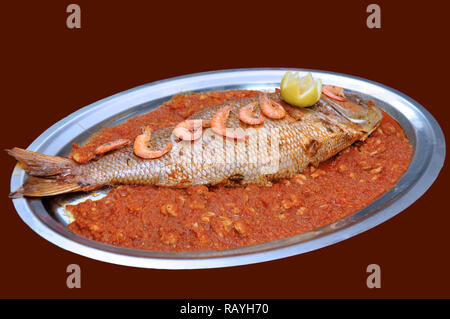 Di stile marocchino pesce è servita nel matrimonio. Il pesce con la salsa di pomodoro Foto Stock