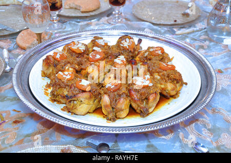 Marocchino pollo alla griglia. Servita con il limone in un tradizionale piatto marocchino. Il pasto principale al matrimonio Foto Stock