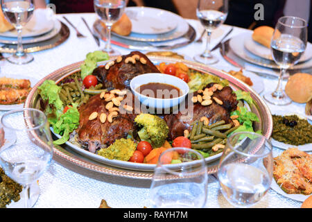 Un agnello cotto a vapore decorato con verdure. Presentati in occasione di matrimoni marocchino Foto Stock