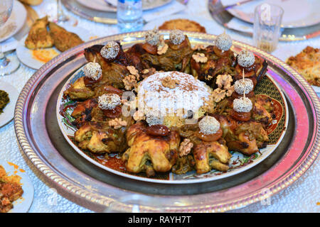 Marocchino pollo alla griglia. Servita con il limone in un tradizionale piatto marocchino. Il pasto principale al matrimonio Foto Stock