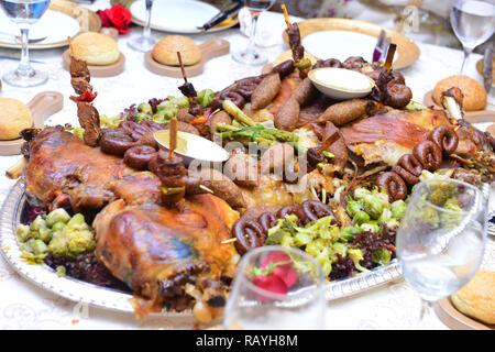 Un agnello cotto a vapore decorato con verdure. Presentati in occasione di matrimoni marocchino Foto Stock