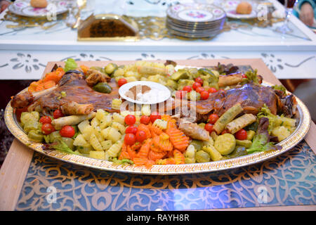 Un agnello cotto a vapore decorato con verdure. Presentati in occasione di matrimoni marocchino Foto Stock