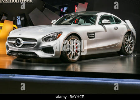 NEW YORK - 14 febbraio: UN NUOVO 2016 la Mercedes-AMG GT S urtando in Autunno/Inverno 2015 raccolta Mercedes-Benz durante la settimana della moda di New York in febbraio Foto Stock