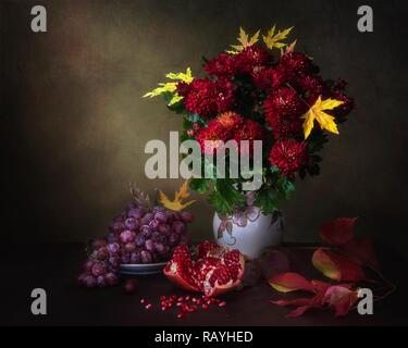 Ancora in vita con bouquet di fiori di crisantemo Foto Stock