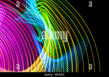 Colorato di rosa, giallo, verde e blu al neon linee a spirale.sfondo astratto di neon blu luce incandescente forme. Strisce luminose per poster, sito web, b Foto Stock