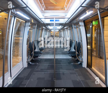 Interno del moderno Hamad Aeroporto Internazionale con interni di trasporto di treni passeggeri nel terminal a Doha, in Qatar Foto Stock