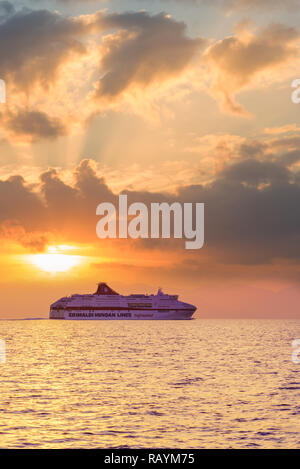 Cefalonia, Grecia - 22 ottobre 2018: Minoan Lines Alta Velocità Ferry Cruise Europa passando l'isola di Cefalonia al tramonto Foto Stock