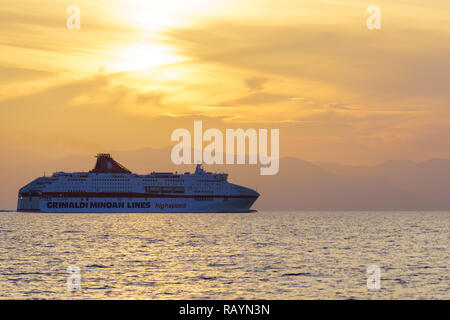 Cefalonia, Grecia - 22 ottobre 2018: Minoan Lines Alta Velocità Ferry Cruise Europa passando l'isola di Cefalonia al tramonto Foto Stock