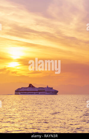 Cefalonia, Grecia - 22 ottobre 2018: Minoan Lines Alta Velocità Ferry Cruise Europa passando l'isola di Cefalonia al tramonto Foto Stock