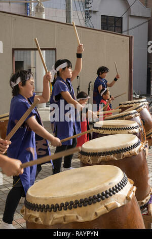 Sasebo, Giappone - 27 Ottobre 2018: Bambini taiko drumming band dando una performance a Sasebo, Giappone Foto Stock